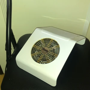 Naglar - En dammsugare för naglar, typ nyskick, använd några gånger. Köpt för 400 säljer för 150. En dammsugarpåse följer med.