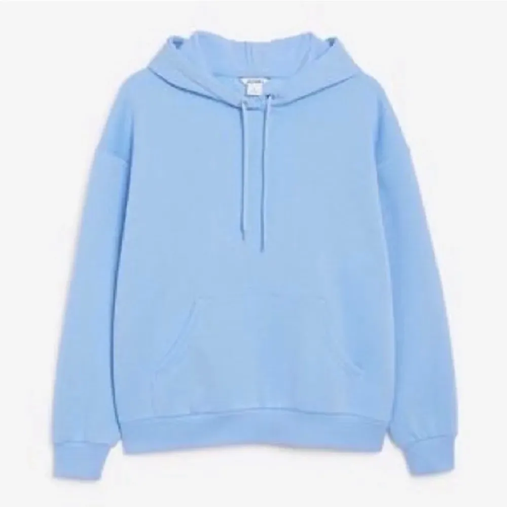 Blå hoodie ifrån bikbok. Knappt använd har bara legat i min garderob. Köp direkt för 150+frakt. Nypris 300kr💕😊. Hoodies.