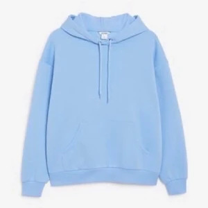 Blå hoodie  - Blå hoodie ifrån bikbok. Knappt använd har bara legat i min garderob. Köp direkt för 150+frakt. Nypris 300kr💕😊