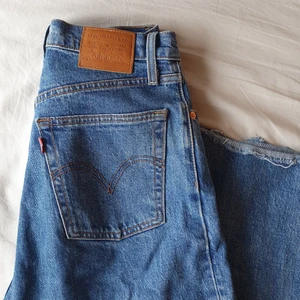 Levis ribcage - Pga oseriös köpare publiceras jeansen på nytt. Sparsamt använda och i fint skick! Avklippta så dom slutar precis över fotknölen på mig som är 164cm, rekommenderas därför till dig som är 160-164cm lång så dom inte blir för korta. Postas för 55kr.