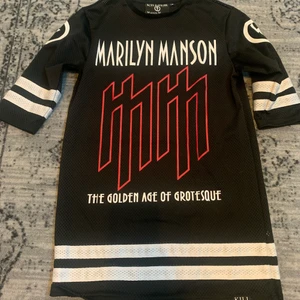 Marilyn Manson / Killstar Jersey - Köpt begagnad tidigare, men aldrig använd. Den är unisex och väldigt oversized Small, kan till och med fungera som en klänning.
