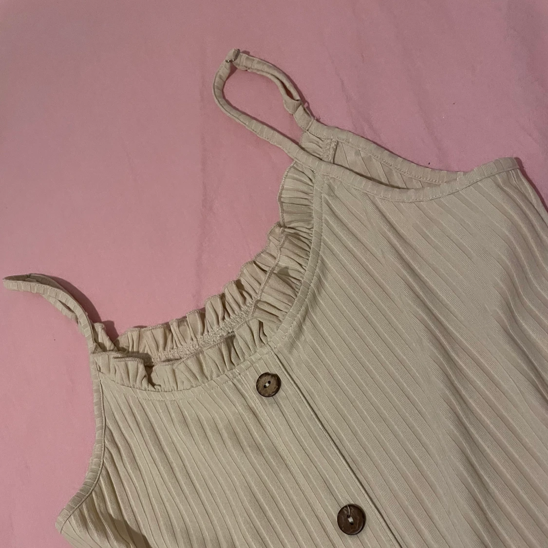 beige klänning med knappar - 90