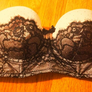 Axelbandslös bygel-BH  - Knappt använd, som ny! Säljer pga för liten för mig. 