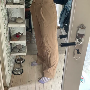 Zara byxor stl S - Säljer dessa snygg byxor från Zara i storlek S, skulle dock vilja säga att storleken lutar mer åt M hållet, vill ni ha fler bilder är det bara och skicka, dem behöver en omgång styckning dock🍾🍷 nytt pris ligger på 399 kr