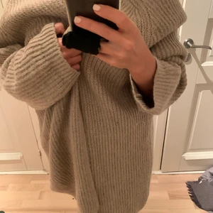 Mysig och skön stickad kofta i storlek M - Mysig och skön stickad kofta som är lätt och fluffig i storlek M. 