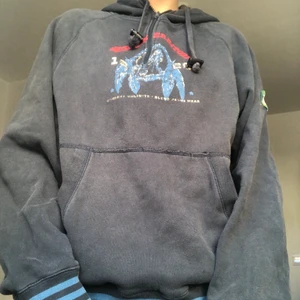 Blå hoodie - Snygg hoodie med fina randiga detaljer! Den har även en luva! Perfekt nu till hösten❤️💗💓💕