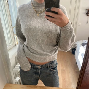 Grå stickad tröja - Jätte fin grå stickad tröja perfekt till höst/vinter💙 Varm och mysig💜