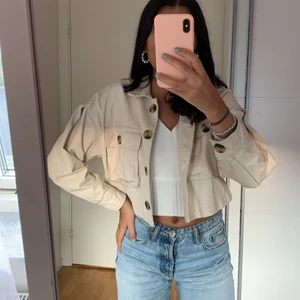 Jeansjacka - Gräddvit jeansjacka i en kortare modell i superfint skick! Frakt tillkommer i priset 💕
