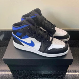 Nike jordans - Säljer dessa hellt oanvända super trendiga Nike jordans skor då dem var ca en storlek för liten för mig🥲 Skorna köpte jag för 2000 och eftersom dem är helt oanvända står i min garderob så kommer jag sälja dem för ca samma pris 😋 