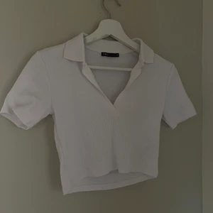 Topp - Kortare topp med grage, aldrig använd✨ frakt inräknat i priset