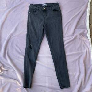 Jättefina svarta jeans från Demin. Andvönds aldrig tyvär☹️dragkedja och silver knapp👍🏻💕