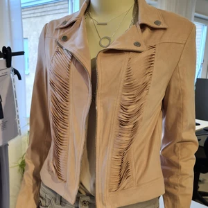 Jacka Biker Frank Lyman - Tunn fuskmocca jacka med hysk knäppning. Detaljrik! Ljus dimm rosa. Lätt o mjuk.