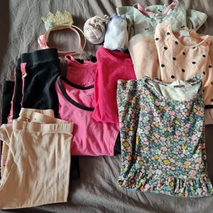 Kläder 128-140, 6-7 år - 1 byxa, 1 tights, 2 basicklänningar, 1 finare klänning, 2 diadem, 2 par strumpor, 2 t-shirts, 1 långärmad basictröja. Allt i användt skick utom strumpor o diadem som är oanvänt. Kan förekomma enstaka fläck. 50 :- + ev frakt.