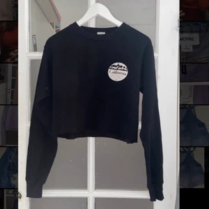 California cropped sweatshirt - Mysig svart cropped sweatshirt🙈 köpt i usa för 300kr🐰har inte kommit till användning🐣