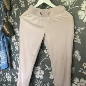 Ett rosa mjukis sett🤍 - Jätte fint samhett mjukis sett som ej har andvänd så mycket . Storkleken på tröjan är M och byxorna S!