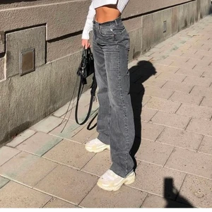 Grå zara jeans - Säljer mina grå Zara jeans eftersom jag inte använder dom längre. Använda men fortfarnde i bra skick. Långa på mig som är 172 cm. Lånade bilder 