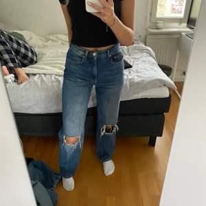 Jeans - Säljer dessa blåa håliga jeans som aldrig är använda. Formar kroppen supersnyggt. De är storlek 34 men passar mig som oftast har 36💕