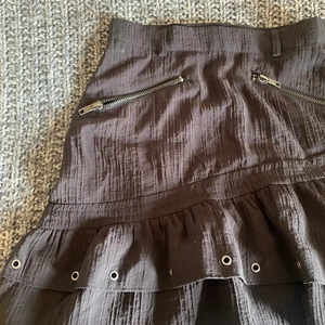 Svart kjol  - Säljer en jätte fin kjol från hm som jag aldrig använt! Storlek 32 🤍 Frakt betalar köparen 