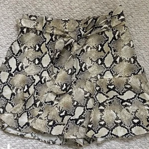 Orm kjol - Första bilden lånad! Kjol med shorts inuti köpta från zara för några år sedan i spanien. Bra skick