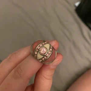 Ring med rosa detaljer - Större, rosa ring i använt skick men inte särskilt använd. Inköpt utomlands för flera år sedan, ej äkta silver.   Frakt tillkommer.