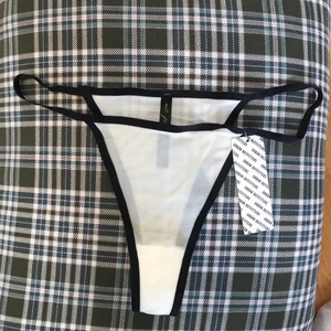 Underkläder från Urban Outfitters (lapp) - Säljer dessa trosor från Urban Outfitters eftersom de ej är i min storlek och inte kunde lämnas tillbaka. Synd för de är fett snygga. Såklart aldrig använda och med lappen kvar. Skulle säga att de är stora i storleken.