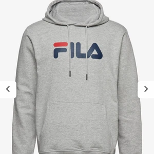 Fila hoodie - Används inte och har inte gjort det på ett bra tag. Grå hoodie från fila med tryck framtill, köpare står för frakt🥰