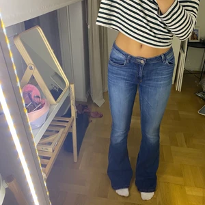 Lågmidjade jeans - Lågmidjade bootcut jeans! Använda men i bra skick. Skriv privat vid frågor💞 Storlek 29, skulle säga att de är storlek 36/S!