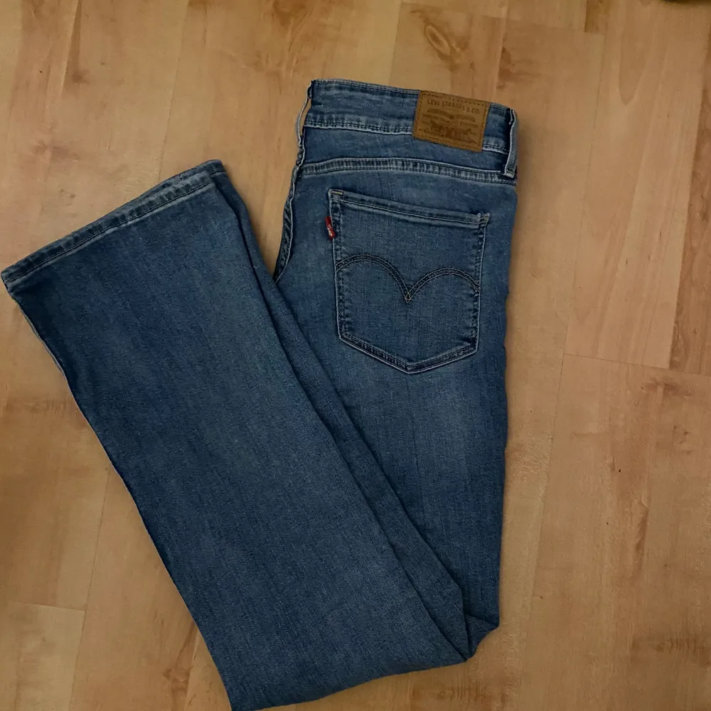 Intressekoll på mina lågmidjade bootcut jeans från Levis! Köpte dessa för ca 3 år sen och det finns två små fläckar på ena benet som knappt men annars väldigt fint skick! Skriv privat för fler bilder eller om du undrar något✨ strl 29 längd 30✨. Jeans & Byxor.