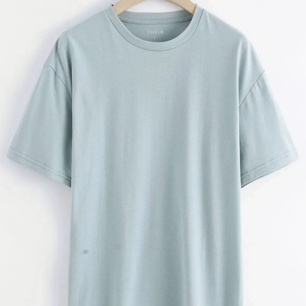 Blå T-shirt i storlek S! Är från Shein men ä som vilken annan T-shirt som helst!  Köparen står för frakten på 66 kr. T-shirts.