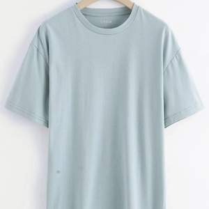 Blå T-shirt i storlek S! Är från Shein men ä som vilken annan T-shirt som helst!  Köparen står för frakten på 66 kr