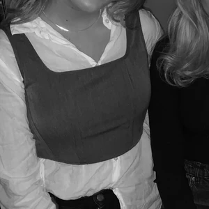 Korsett top - Säljer min superfina korsett-top från NA-KD,färgen är grå och visas bäst på bild två. DM om du vill ha fler bilder :)