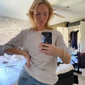 T-shirt - T-shirt i typ linnetyg, lite längre i armarna vilket är skitnajs! Är inte så jätte stretchig men sitter skönt på. Passar en S/M skulle jag vilja säga. Har köpt den secondhand. Frakten ingår i priset💞
