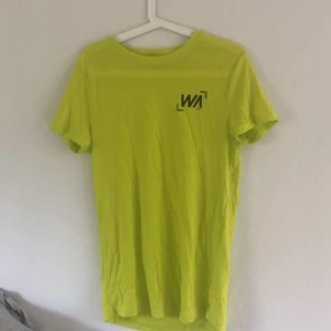 T-shirt - Köpt på stadium för 119kr. Den är XXS men passar nog upp till M beror på vilken passform man vill ha :)