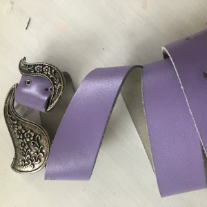 coolt lila skärp - säljer detta snygga skärpet jag köpt second hand!!!