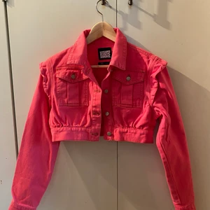 Rosa jeansjacka - En rosa jeansjacka i croppad modell från Reclaimed Vintage. Jackan är aldrig använd, endast provad så den är i nyskick. Kan mötas i Stockholm eller skicka. Frakt: 66kr spårbart 💗