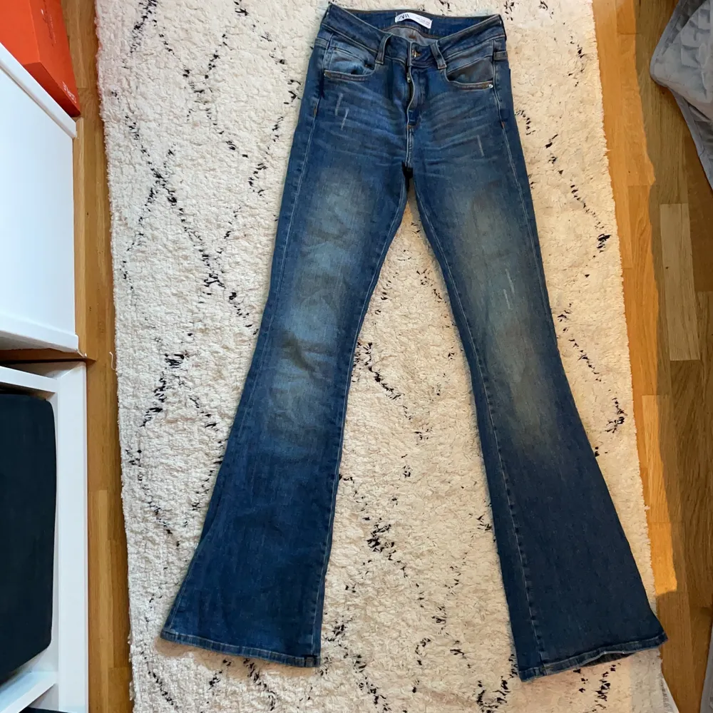 Blåa utsvängda jeans från zara. Jeans & Byxor.