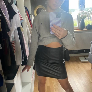 En snygg skinnkjol - En snygg skinnkjol ifrån gina, den är i bra skick🤍
