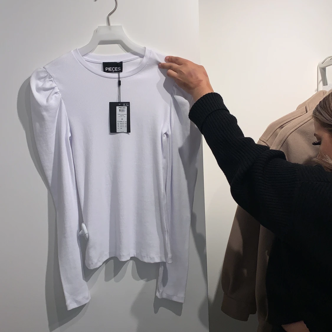 Vit tröja med puffar i strl xs