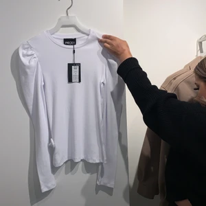 Vit tröja med puffar i strl xs - Jättefin långärmad tröja i vit med söta puffärmar, materialet är ett randigt material🥰Den är helt ny!