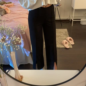 Byxor - Svarta byxor med pressveck och slits från ginatricot. Säljer då dom tyvärr är lite för korta på mig som är 170cm lång 💕