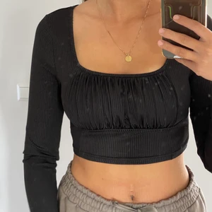 Festtopp  - Endast testad! Spårbar frakt kostar 66kr och är upp till ett kilo så ett tips är att köpa mer än en tröja !