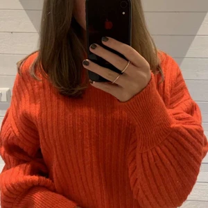 Stickad tröja🧡❤️ - Lite använd men i ett bra skick!! Köparen står för frakten💛