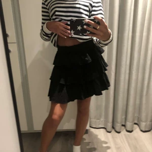 Volangkjol - Jätte fin volangkjol från shein i bra material. Strl M men är lite mindre och sitter såhär på min kompis som är cirka 165 och har strl XS i byxor❤️