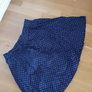 2 söta kjolar - Den blåa har fickor o den gråa är skön som mjukisbyxor. Båda har jag vuxit ur. 