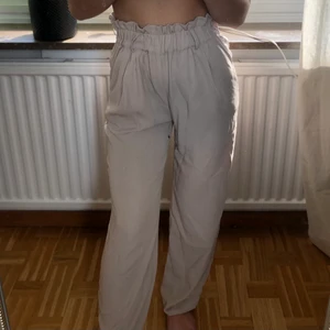 Beiga byxor  - Fina ljusbeiga byxor som går att ha till allt i höst!