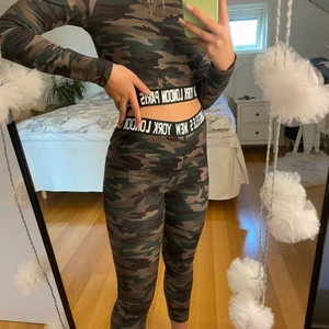 Kamouflage mjukisset - Ett tajt mjukisset med magtröja och tighta. Använt 1 gång och är nu för litet. Bra skick, inga fläckar. Köparen står för frakten