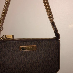 michael kors väska  - Säljer denna super snygga michael kors väska som jag fick i födelsedagspresent. Använd några fåtal gånger men väll behandlat. Äkta såklart. Qr kod finns i väskan. För fler bilder + qr koden kom privat💕 NYPRIS 1300kr säljer för 800kr + frakt