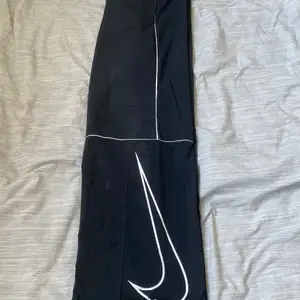 Nike sb trackpants, jättesköna och luftiga, känns knappt att man har på dom. Storlek S men är ganska oversized… dom går att knyta åt vid midjan.