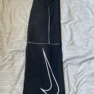 Nike sb trackpants - Nike sb trackpants, jättesköna och luftiga, känns knappt att man har på dom. Storlek S men är ganska oversized… dom går att knyta åt vid midjan.