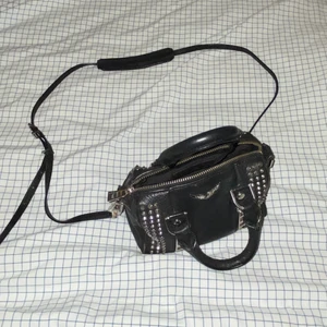 Zadig & Voltaire sunny nano spikes  - SÄNKT PRIS‼️Så söt Zadig väska som inte kommer till användning längre. Modellen är sunny nano spikes och har endast några få defekter / tecken på användning. Hör av dig vid intressen eller frågor!🤍